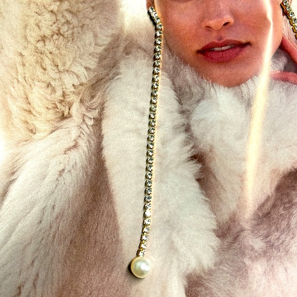 BNWT NATASHA 4” LONG THIN ROW OF CRYSTALS WITH A FAUX 6MM PEARL BOTTOM EARRINGS - Picture 2 of 6